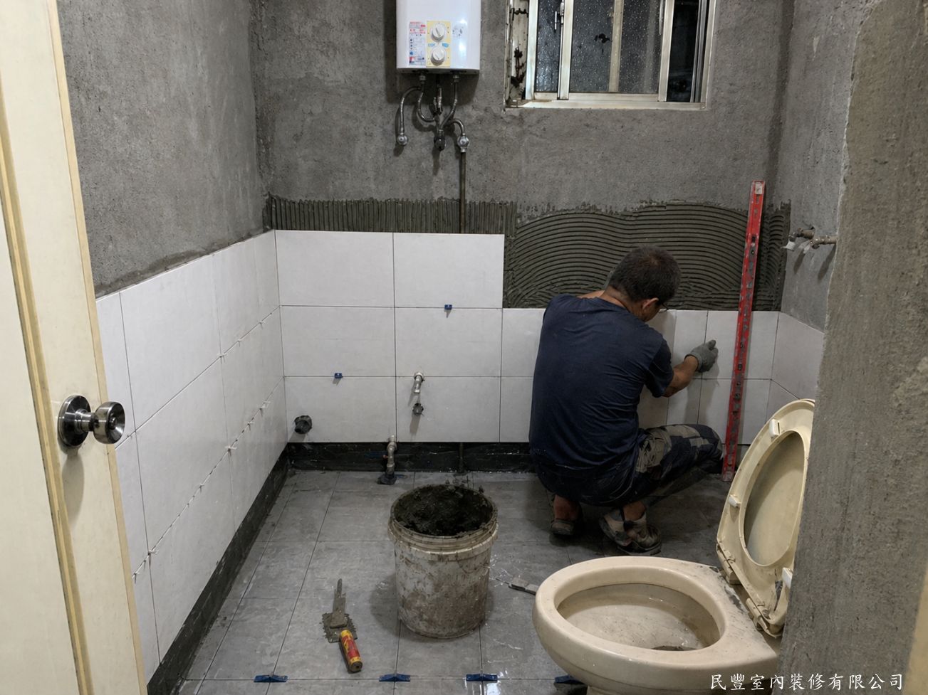民豐室內裝修-林先生萬華區綜合工程-浴室貼磁磚施工中