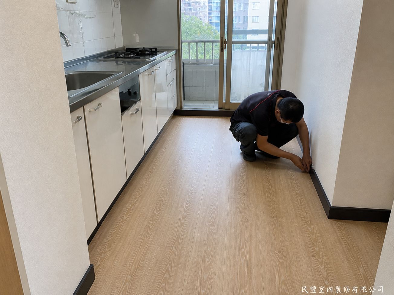 民豐室內裝修-吳先生大同區超耐磨地板-廚房區域地板收邊