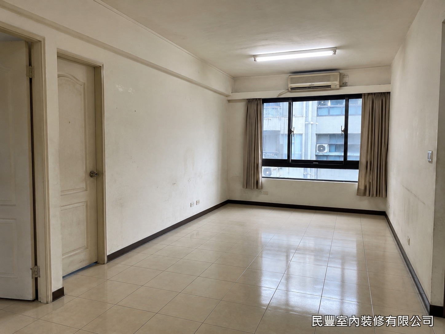 民豐室內裝修-全室翻新整合施工-施工前完整記錄老屋現況，舊式磁磚地板、老舊天花板燈具及原裝分離式冷氣，各項設備已使用多年老化，整體格局陰暗