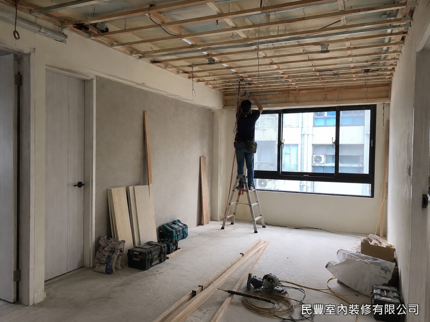 民豐室內裝修-全室翻新整合施工-木作師傅在客廳架設天花板鋼架骨架，精確安裝崁燈位置預留孔，天花板厚度與高度均依設計圖施作，後續封板後整體平整，完工效果展現專業工藝水準