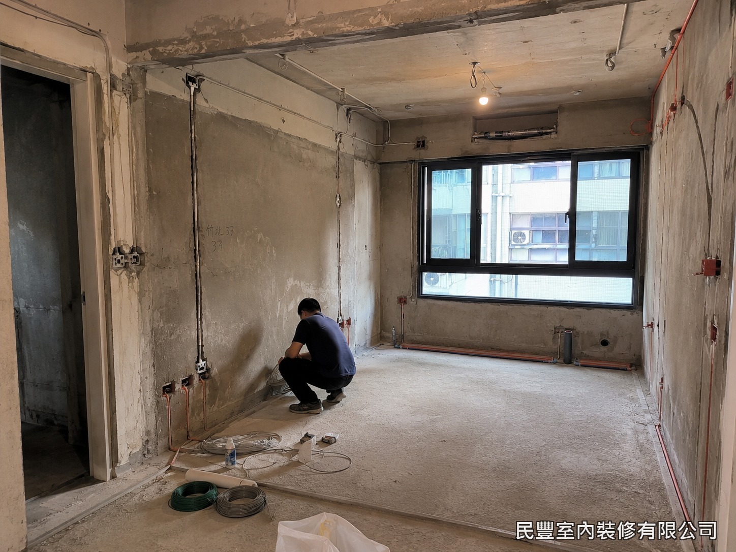 民豐室內裝修-全室翻新整合施工-水電師傅在打除後的裸牆全面重新配管，電源迴路、燈具線路、插座預留均依新配置施作，導管固定牢靠，所有管路依規範走線，確保日後用電安全無虞