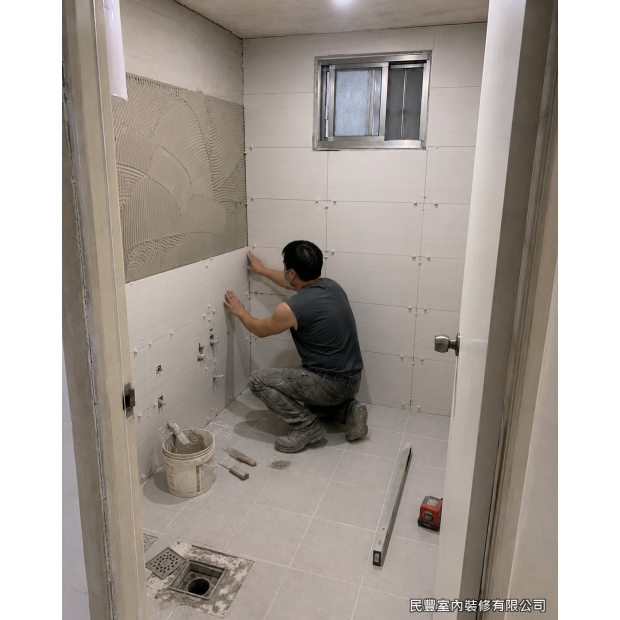 民豐室內裝修-衛浴廚房雙翻新-以益膠泥由下往上鋪貼新磁磚，逐片校正水平、留縫一致，牆面與地坪煥然一新