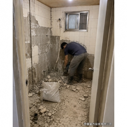 民豐室內裝修-衛浴廚房雙翻新-師傅將舊磁磚、面盆與馬桶全面拆除,磚渣即時清運,拆至結構面以利後續防水與配管重做 民豐室內裝修-衛浴廚房雙翻新-師傅將舊磁磚、面盆與馬桶全面拆除,磚渣即時清運,拆至結構面以利後續防水與配管重做