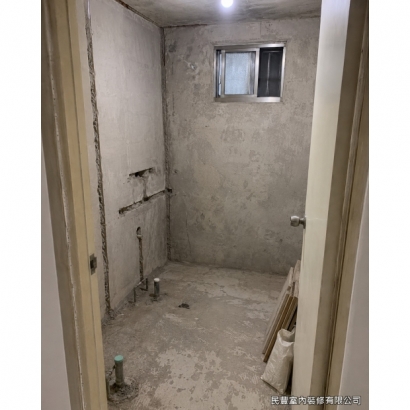 民豐室內裝修-衛浴廚房雙翻新-壁面與地坪清理至結構層,確認原有給排水管位與洩水方向,為重新配置管線做好準備 民豐室內裝修-衛浴廚房雙翻新-壁面與地坪清理至結構層,確認原有給排水管位與洩水方向,為重新配置管線做好準備