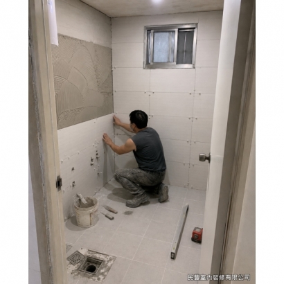 民豐室內裝修-衛浴廚房雙翻新-以益膠泥由下往上鋪貼新磁磚,逐片校正水平、留縫一致,牆面與地坪煥然一新 民豐室內裝修-衛浴廚房雙翻新-以益膠泥由下往上鋪貼新磁磚,逐片校正水平、留縫一致,牆面與地坪煥然一新
